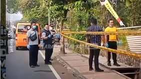 Berdasarkan keterangan pengurus RT setempat, Nana Gunawan, peristiwa tersebut pertama kali diketahui oleh istri korban sekitar pukul 06.00 WIB. Saat itu, sang istri hendak pergi mengantarkan anaknya ke sekolah dan mampir ke warung miliknya.