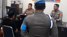Polres Bone menahan seorang perwira polisi berinisial MA, berpangkat Inspektur Polisi Dua (Ipda), setelah terlibat kecelakaan lalu lintas yang menyebabkan seorang balita berinisial GN (4) meninggal dunia di Kabupaten Bone, Sulawesi Selatan.