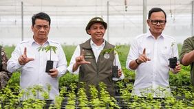 Menteri Kehutanan Raja Juli Antoni menyampaikan salam dari Presiden Prabowo Subianto kepada masyarakat Sumatera Selatan saat meresmikan Pusat Persemaian Sriwijaya Kemampo.