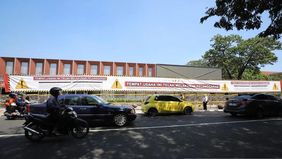 Pemerintah Kota Bandung, Jawa Barat, memberikan sanksi administratif berupa denda Rp100 juta kepada pengelola videotron yang berada di kawasan Padel Six Nine Club, Jalan Riau, Kota Bandung.