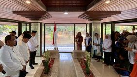 Ketua MPR RI Ahmad Muzani bersama jajaran pimpinan MPR menggelar ziarah ke makam Wakil Presiden pertama Republik Indonesia, Mohammad Hatta, di TPU Tanah Kusir, Jakarta, Jumat (7/8/2026). 