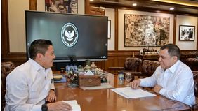 Sekretaris Kabinet (Seskab) Teddy Indra Wijaya menerima pengusaha nasional Andi Syamsuddin Arsyad atau yang dikenal sebagai Haji Isam di Kantor Sekretariat Kabinet, Jakarta