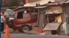 Beruntung, kecelakaan tersebut tidak menimbulkan korban jiwa maupun korban luka. Namun, kerugian materi akibat kejadian diperkirakan mencapai Rp50 juta.