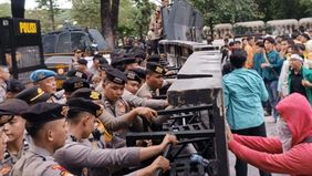 Sebuah video yang beredar di Facebook menampilkan foto yang disebut memperlihatkan aksi demonstrasi mahasiswa di kawasan Bundaran HI. Video tersebut juga memuat foto Presiden Prabowo Subianto.