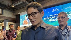 Sebuah unggahan di Facebook menampilkan foto mantan Menteri Pariwisata dan Ekonomi Kreatif Sandiaga Uno yang terlihat mengarahkan tangan terkepal ke wajah Presiden Komisaris Bank Central Asia (BCA) Jahja Setiaatmadja.