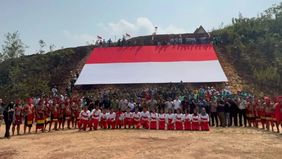 Sebanyak 3.000 Bendera Merah Putih dikibarkan dan dibentangkan di sepanjang kawasan perbatasan Indonesia-Malaysia, Kecamatan Jagoi Babang, Kabupaten Bengkayang, Kalimantan Barat