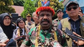 Staf Khusus Menteri Pertahanan (Stafsus Menhan) Bidang Kedaulatan Negara, Lenis Kogoya, merilis pernyataan tegas yang ditujukan kepada juru bicara TPNPB-OPM, Sebby Sambom, beserta seluruh pasukannya di Tanah Papua