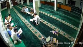 Sebuah rekaman kamera CCTV yang memperlihatkan seorang kakek meninggal dunia saat sedang tadarus Al-Qur'an di masjid viral di media sosial. Pria tersebut diketahui bernama Djumari bin Amin, warga Semarang.