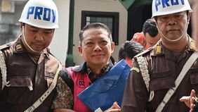 Mantan Jaksa Agung Muda Bidang Tindak Pidana Khusus (Jampidsus) Febrie Adriansyah bersama keluarganya meminta masyarakat tidak membuat spekulasi terkait kematian Sutrimo.

