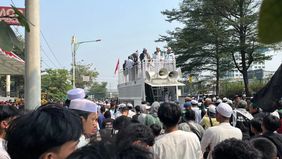 Aksi massa yang mengecam dugaan penistaan agama berlangsung di depan Gedung Orang Tua (OT), kawasan Outer Ring Road, Cengkareng, Jakarta Barat, Jumat, 14 Agustus 2026. Aksi tersebut menyebabkan arus lalu lintas di sekitar lokasi mengalami kepadatan.