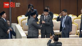 Prabowo dan Jokowi juga tampak saling berbincang singkat. Keduanya sempat tertawa bersama. Jokowi juga terlihat memberikan gestur jempol kepada Prabowo.

