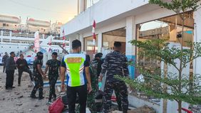 Penyaluran bantuan makanan dan minuman juga dilakukan TNI
