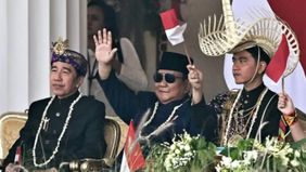 Momen Akrab Prabowo Diapit Jokowi dan Gibran Saat Upacara HUT ke-81 RI