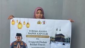Perjuangan hidup Bi Heni dimulai sejak kelas 2 SD kala masih berumur 8 Tahun. Saat ayahnya menikah lagi, ia terpaksa putus sekolah untuk menghidupi adik-adiknya. Sejak itu ia bekerja sebagai buruh cuci gosok yang hanya mendapatkan upah nasi bungkus u