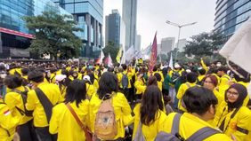 Ratusan mahasiswa yang menggelar aksi unjuk rasa di kawasan Jalan Jenderal Sudirman, Jakarta Pusat, Selasa, masih bertahan di depan Gedung UOB setelah akses menuju Bundaran Hotel Indonesia (HI) dibatasi aparat.

