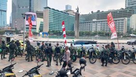 Sejumlah personel kepolisian dan anggota TNI disiagakan di kawasan Bundaran Hotel Indonesia (HI), Jakarta Pusat, Selasa, 18 Agustus 2026, untuk mengantisipasi rencana unjuk rasa mahasiswa.

