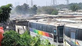 Dinas Pemadam Kebakaran (Damkar) dan Penyelamatan Kabupaten Bekasi, Jawa Barat mengerahkan sembilan armada untuk memadamkan kebakaran yang menghanguskan 50 bus di pangkalan PO Sirnajaya, Jalan Jarakosta, Desa Sukadanau, Cikarang Barat.