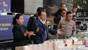 Polda Metro Jaya membeberkan metode praktis bagi masyarakat awam untuk membedakan meterai asli dengan meterai palsu buatan sindikat profesional.