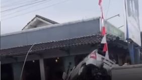 Satu korban dilaporkan meninggal dunia di lokasi kejadian, sementara satu korban lainnya mengalami kondisi kritis dan langsung dievakuasi ke rumah sakit untuk mendapatkan penanganan medis.