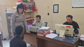 Polisi memastikan pria bernama Joshua (23) yang terlihat tanpa busana di Jalan Raya Lenteng Agung, Jagakarsa, Jakarta Selatan, pada Selasa, 18 Agustus 2026, malam berada dalam pengaruh minuman keras (miras).

