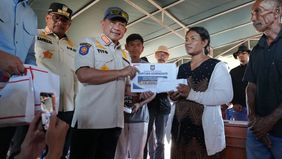 Menteri Dalam Negeri (Mendagri) Muhammad Tito Karnavian menyalurkan santunan duka cita kepada para ahli waris korban jiwa akibat musibah gempa bumi di Desa Waekokak, Kabupaten Nagekeo, Nusa Tenggara Timur (NTT).