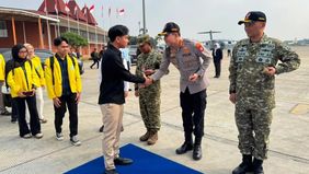 Wakil Presiden Gibran Rakabuming Raka bersama perwakilan mahasiswa Fakultas Psikologi Universitas Indonesia (UI) berangkat ke Nusa Tenggara Timur (NTT) melalui Pangkalan Udara Halim Perdanakusuma, Jakarta, Kamis, untuk meninjau penanganan dan pemulih