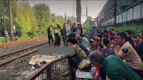 Seorang pria paruh baya berinisial AG, warga RT 006/09 Kebon Baru, Tebet, Jakarta Selatan, tewas tertemper Commuter Line di sekitar perlintasan Cawang-Tebet, Kamis (20/8/2026) pagi. Peristiwa itu terjadi saat kereta dari arah Cawang melintas menuju J