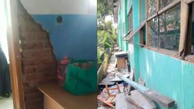 Sejumlah siswa SMP Negeri 2 Ngamprah, Kabupaten Bandung Barat (KBB), memilih memperbaiki sendiri kondisi ruang kelas mereka yang mengalami kerusakan. Perbaikan dilakukan dengan cara patungan menggunakan uang kas kelas untuk membeli material yang dibu