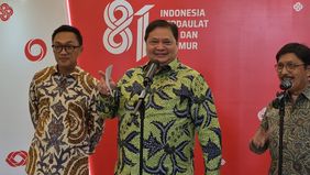 Menteri Koordinator Bidang Perekonomian Airlangga Hartarto merespons terkait laporan Amerika Serikat (AS) yang menuduh Indonesia masuk jaringan pengalihan barang atau transhipment untuk membantu China menghindari tarif.