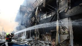 Serangan rudal dan drone Rusia yang berlangsung pada malam hari menewaskan sedikitnya 13 orang di Kiev dan wilayah sekitarnya. Puluhan warga lainnya mengalami luka-luka akibat serangan tersebut, menurut keterangan otoritas setempat pada Kamis, 20 Agu