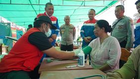 PT Pertamina (Persero) melalui Pertamina Patra Niaga, membuka layanan kesehatan bagi pengungsi terdampak gempa bumi di Posko Pertamina Peduli, Lapangan Barangkolong, Reo, Kabupaten Manggarai, Nusa Tenggara Timur (NTT).