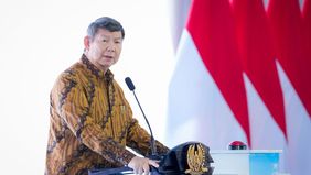 Utusan Presiden RI Hashim Djojohadikusumo menyampaikan bahwa pemerintah berencana memberikan ponsel gratis kepada masyarakat. 
