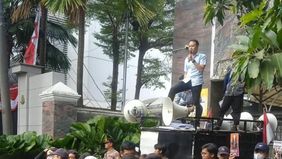 Pegiat Aktivis Lingkungan Hidup Indonesia (PALHI) menggelar aksi demonstrasi di Gedung Bundar Kejaksaan Agung (Kejagung), Jakarta, Jumat, 21 Agustus 2026