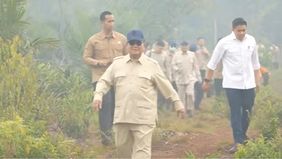 Presiden Prabowo Subianto meninjau langsung lokasi kebakaran hutan dan lahan (karhutla) di Kalimantan Barat, Sabtu, 22 Agustus 2026.