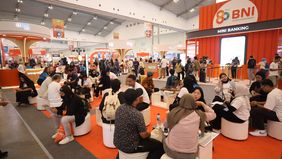 Antusiasme pengunjung mewarnai gelaran BNI wondrX 2026 di ICE BSD, Tangerang. Salah satunya Varen (28), yang datang dari Cibubur untuk berburu berbagai promo dan berhasil mendapatkan sepatu incarannya dengan potongan harga 20% dari merchant.