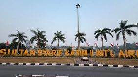 Aktivitas penerbangan di Bandara Internasional Sultan Syarif Kasim (SSK) II Pekanbaru, Riau, masih berlangsung normal meskipun kabut asap menyelimuti wilayah tersebut. Kondisi jarak pandang pada Senin, 24 Agustus 2026, berada di kisaran 2,2 hingga 2,