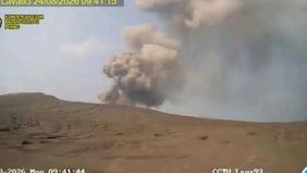 Gunung Anak Krakatau yang berada di Lampung kembali mengalami erupsi pada Senin pagi, 24 Agustus 2026. Erupsi tersebut menghasilkan kolom abu yang mencapai ketinggian 250 meter dari atas puncak atau sekitar 407 meter di atas permukaan laut.

