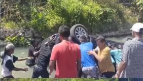 Sandy menjelaskan dalam mobil terdapat
tujuh orang, termasuk Kepala PA Rumbia, YM Kamariah Sunusi. Awalnya rombongan dari mengikuti kegiatan pertemuan pengadilan agama se-Sultra yang diselenggarakan di Kota Baubau.