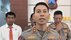 Kepolisian Resor Blora, Jawa Tengah, menetapkan tiga orang sebagai tersangka sekaligus menahan mereka dalam kasus pengeroyokan terhadap dua anggota polisi yang sedang mengamankan karnaval HUT ke-81 Republik Indonesia di Desa Rowobungkul.
