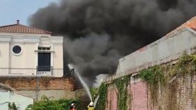 Suku Dinas Penanggulangan Kebakaran dan Penyelamatan (Sudin Gulkarmat) Jakarta Timur mengerahkan 90 personel untuk menangani kebakaran yang menghanguskan 40 bangunan di permukiman warga Jalan Pendidikan Raya VI, Duren Sawit, Jakarta Timur.