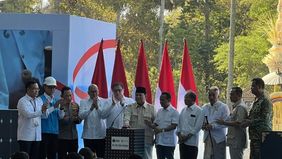 Menteri Energi dan Sumber Daya Mineral (ESDM) Bahlil Lahadalia menyebut kapasitas gabungan 14 proyek pembangkit listrik tenaga surya (PLTS) yang menjalani groundbreaking secara serentak mencapai 5,3 gigawatt peak (GWp).