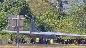 Sebuah pesawat Cassa yang diduga milik TNI mengalami insiden tergelincir di kawasan landasan pacu Bandara Internasional Sultan Hasanuddin, Kabupaten Maros, Sulawesi Selatan.