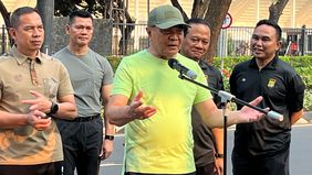 Aksi penyampaian pendapat di depan Gedung DPR RI, Jakarta, Kamis, 27 Agustus 2026, mendapat perhatian pemerintah. Menteri Koordinator Bidang Politik dan Keamanan (Menko Polkam) Djamari Chaniago memastikan aparat akan mengawal jalannya aksi agar aspir
