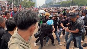 Peristiwa ini terjadi saat Rieke menemui pendemo di Gedung DPR RI