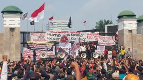 Massa aksi Aliansi Masyarakat Pati Bersatu (AMPB) membubarkan diri secara tertib dari kawasan depan Gedung DPR/MPR RI, Jakarta Pusat, Kamis (27/8/2026) siang. Langkah ini diambil usai pimpinan DPR RI memberikan komitmen tertulis terkait target penyel