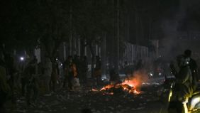 Kepolisian bersama pihak terkait mengevakuasi lima unit truk yang mengalami kerusakan akibat aksi massa di kawasan Kemanggisan, Palmerah, Jakarta Barat, pada Kamis malam, 27 Agustus 2026.