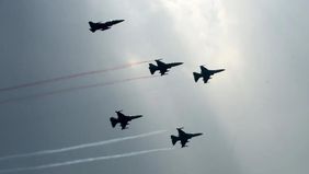 Tentara Nasional Indonesia Angkatan Udara (TNI AU) memberikan penjelasan terkait sejumlah pesawat tempur yang terlihat lalu-lalang di langit Jakarta.