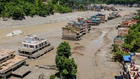 Banjir bandang dan longsor yang melanda sejumlah wilayah di perbatasan Nepal dan Daerah Otonom Tibet, China, mengakibatkan lebih dari 1.400 orang dilaporkan hilang. Ratusan orang lainnya juga meninggal dunia, berdasarkan keterangan otoritas setempat 