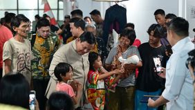 Seskab Teddy Bagikan Momen Hangat Prabowo Bersama Warga Relokasi Senen di Hunian Baru