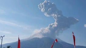 Gunung Lewotobi Laki-laki yang terletak di Kabupaten Flores Timur, Nusa Tenggara Timur (NTT), kembali menunjukkan aktivitas vulkanik yang signifikan. Gunung api tersebut dilaporkan meletus dan melontarkan kolom abu vulkanik setinggi kurang lebih 1.00